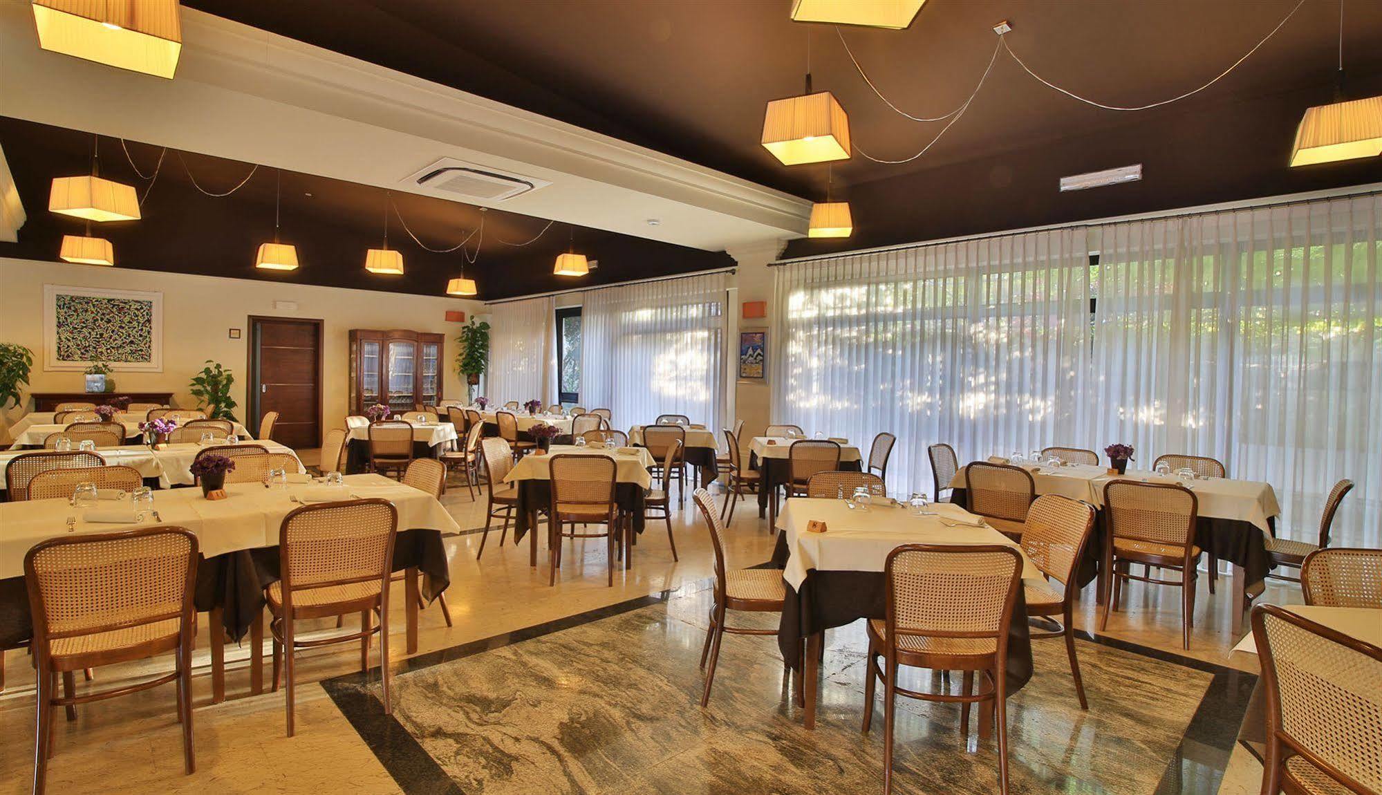 Hotel Adriatico ทริกาเซ ภายนอก รูปภาพ